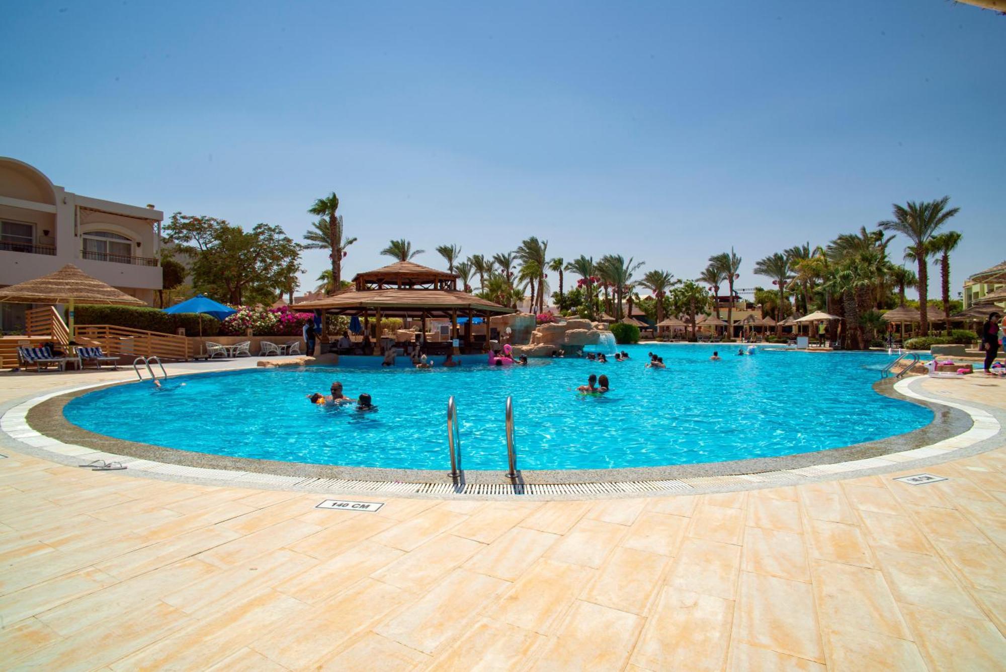 โรงแรมเซียรา ชาร์มเอลชีค ภายนอก รูปภาพ A swimming pool at a resort in Egypt