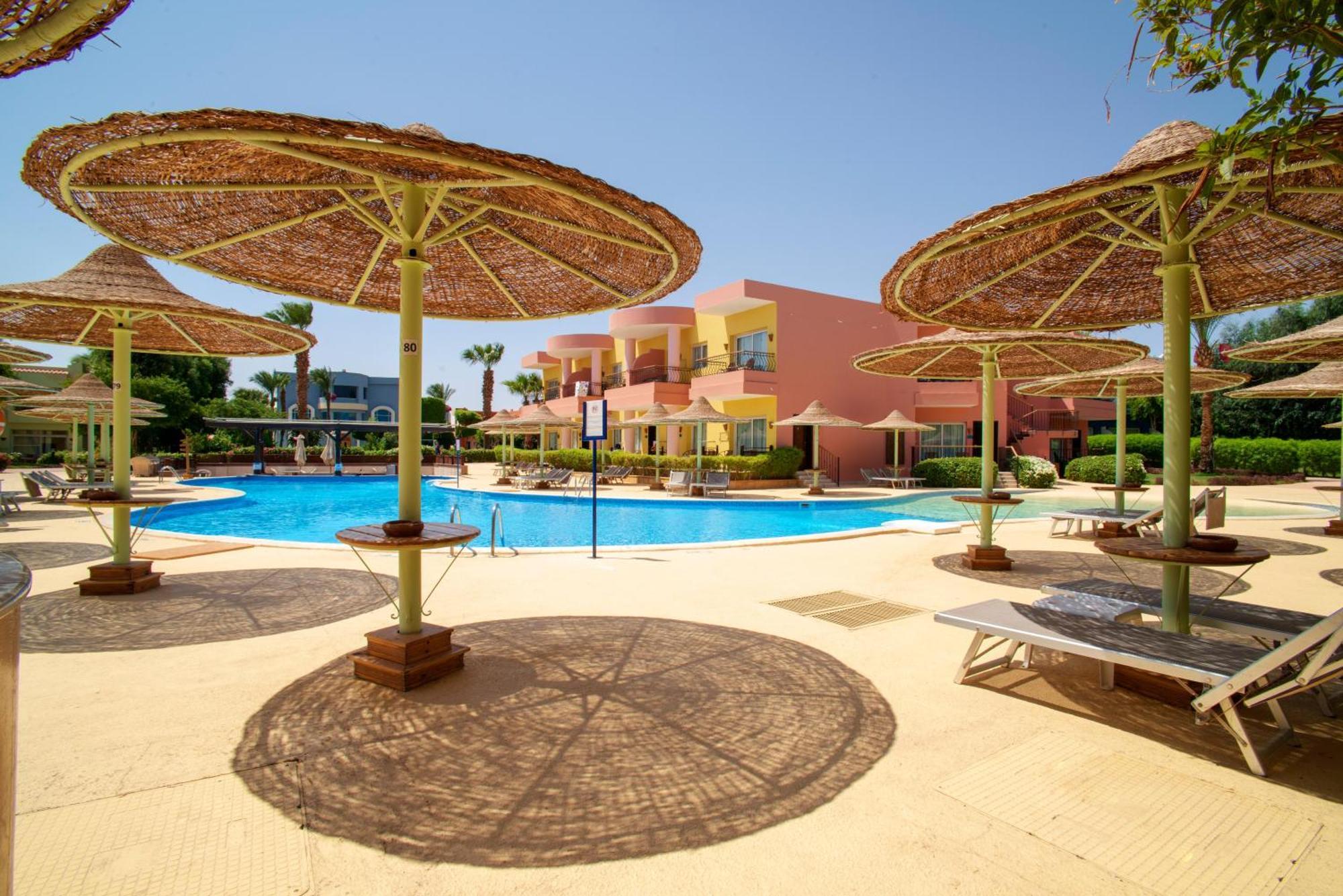 โรงแรมเซียรา ชาร์มเอลชีค ภายนอก รูปภาพ A pool at a resort in Egypt